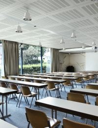 Variotherm Akoestisch klimaatplafond in school klaslokaal